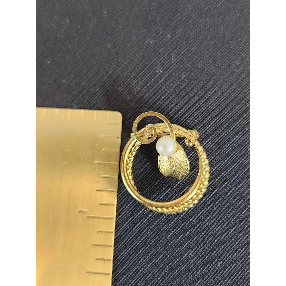 Wells 14K G.F. brooch with pearl